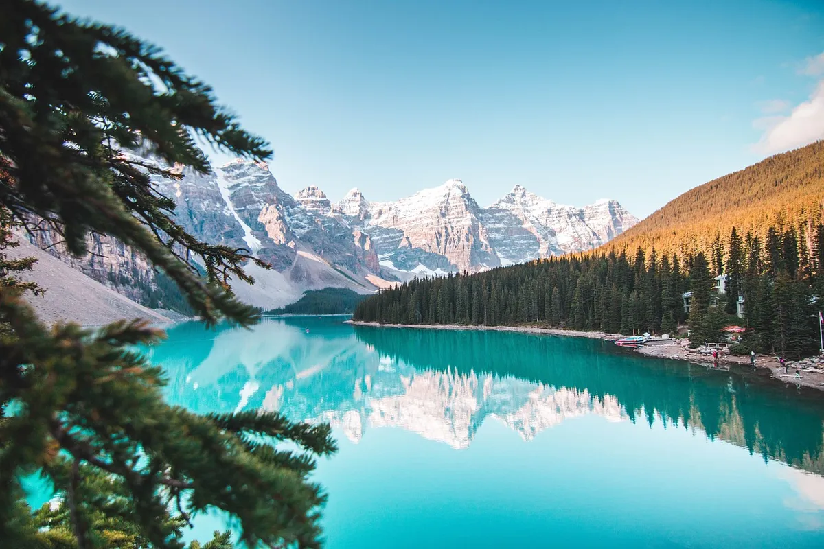 Un lac glaciaire dans le parc national de Banff