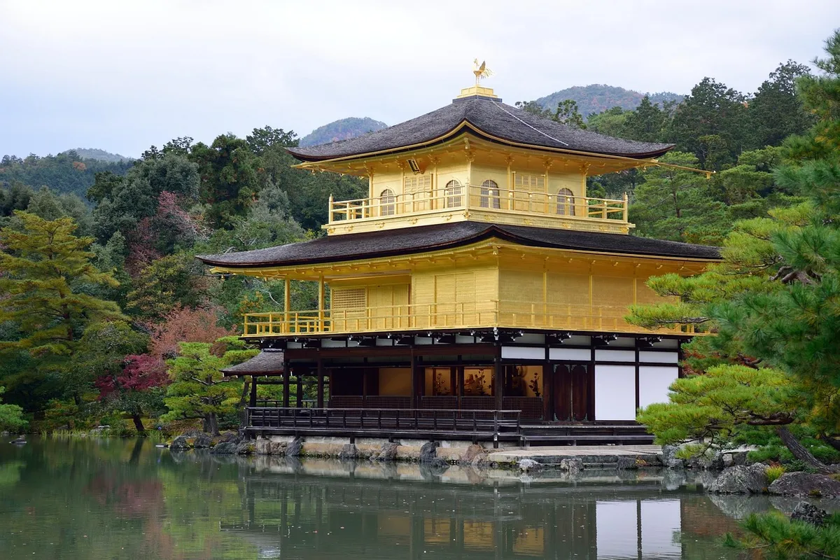 El Pabellón Dorado (Kinkaku-ji) junto a su estanque, en Kioto