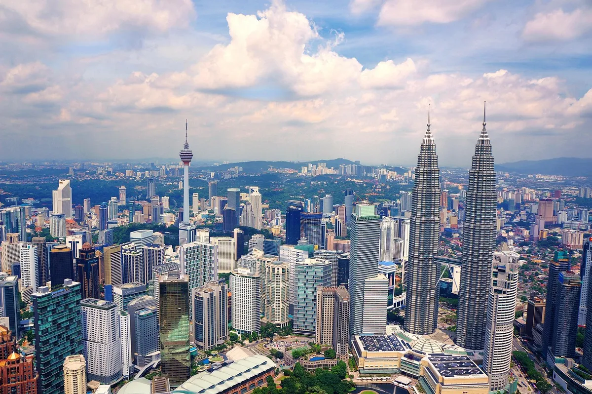 Vista de Kuala Lumpur de día con las Torres Petronas y la Torre KL
