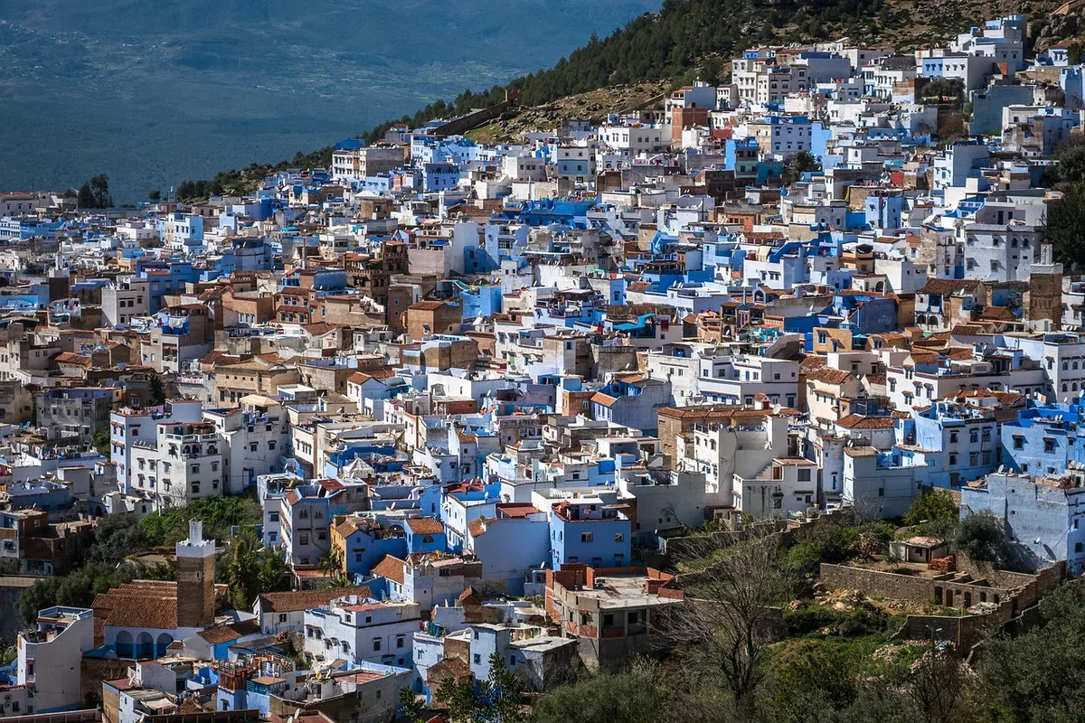 Vue de Chefchaouen, ses maisons bleues et blanches à flanc de montagne dans le Rif