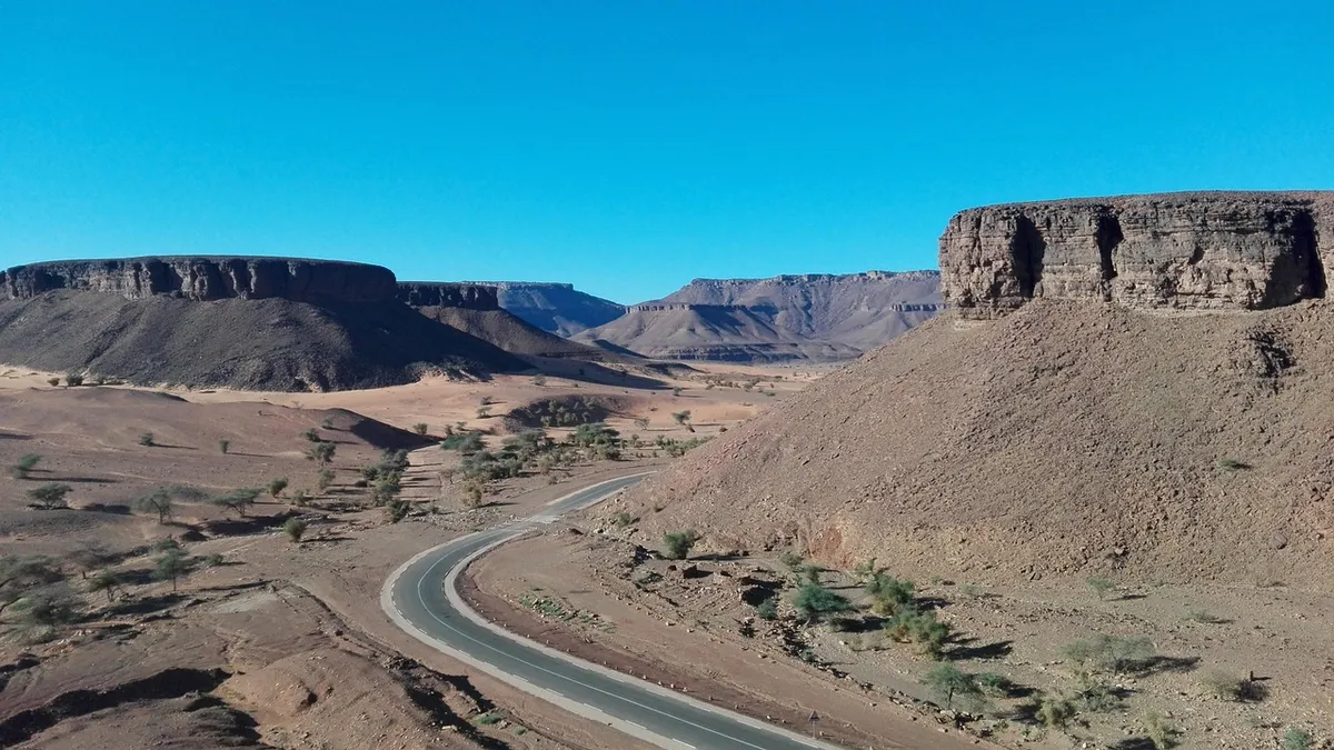Carretera entre mesetas en el desierto de Mauritania