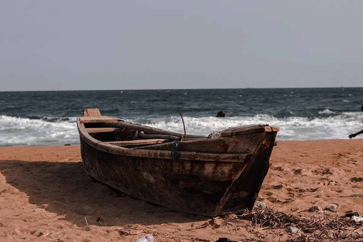 Pirogue en bois sur une plage de la côte du Togo, face à l’océan
