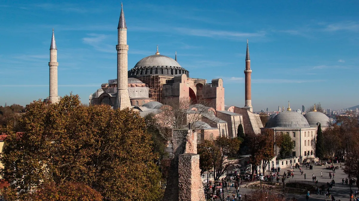 Santa Sofía y sus minaretes en un día despejado de otoño, en Estambul