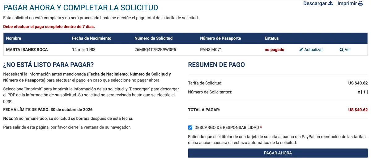 Pantalla Pagar ahora y completar la solicitud con la tarifa de 40,62 dólares, un solicitante y la casilla del descargo de responsabilidad marcada (recreada con datos de ejemplo)