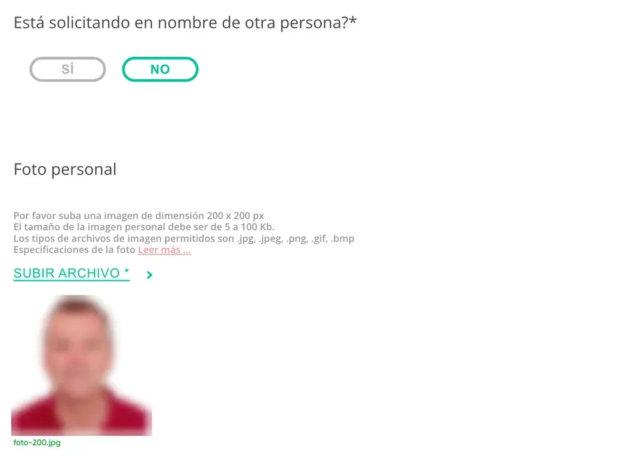 Pregunta de si se solicita en nombre de otra persona y foto personal subida (difuminada)
